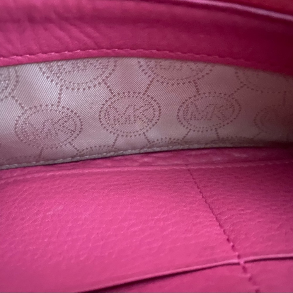 Michael Kors large pink wallet beautiful slight wear on corners - Picture 3 of 9